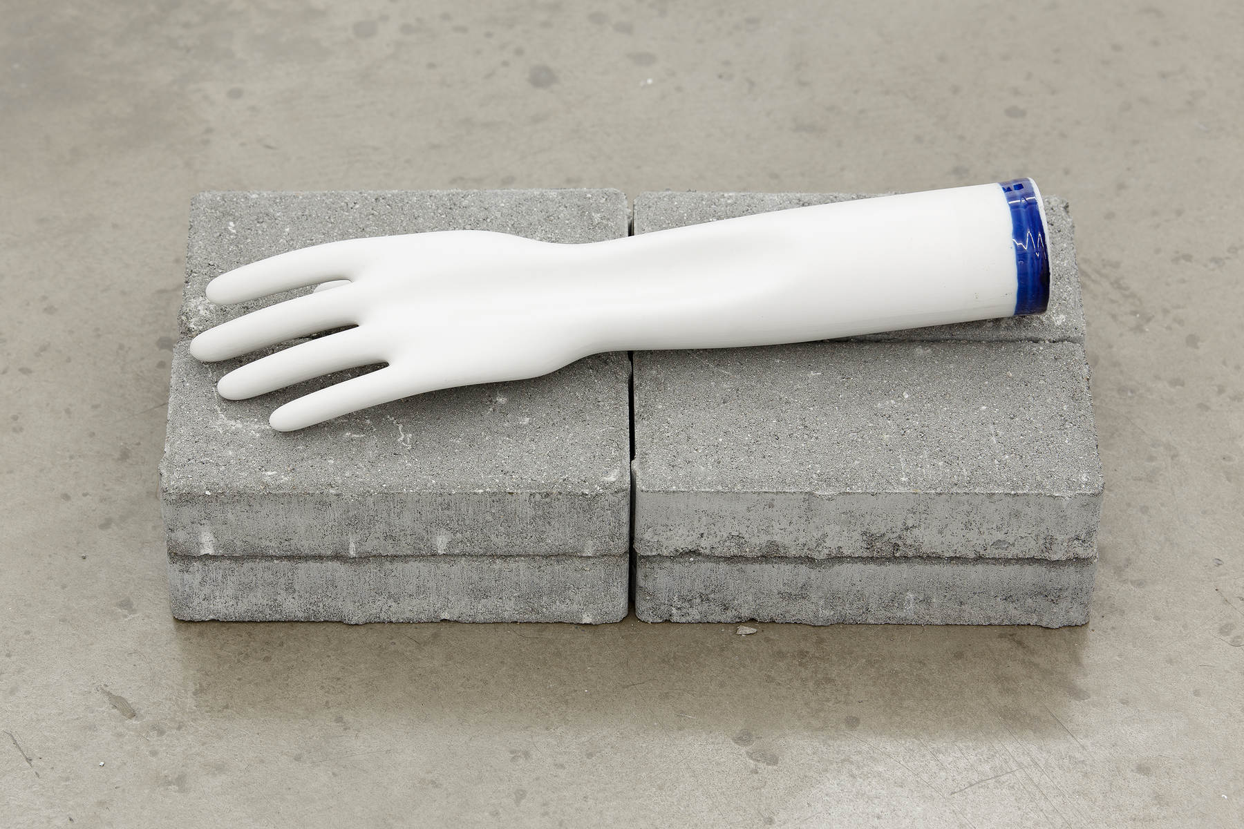 How it’s made, 2015, porcelain glove mold, 9 x 27 cm (1)