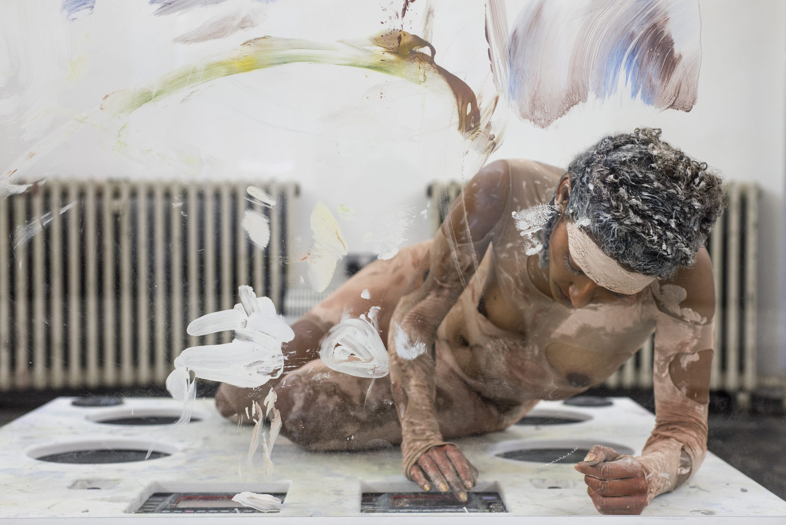 Donna Huanca - Scar Cymbals - performance 07.10.16 - Image Thierry Bal1