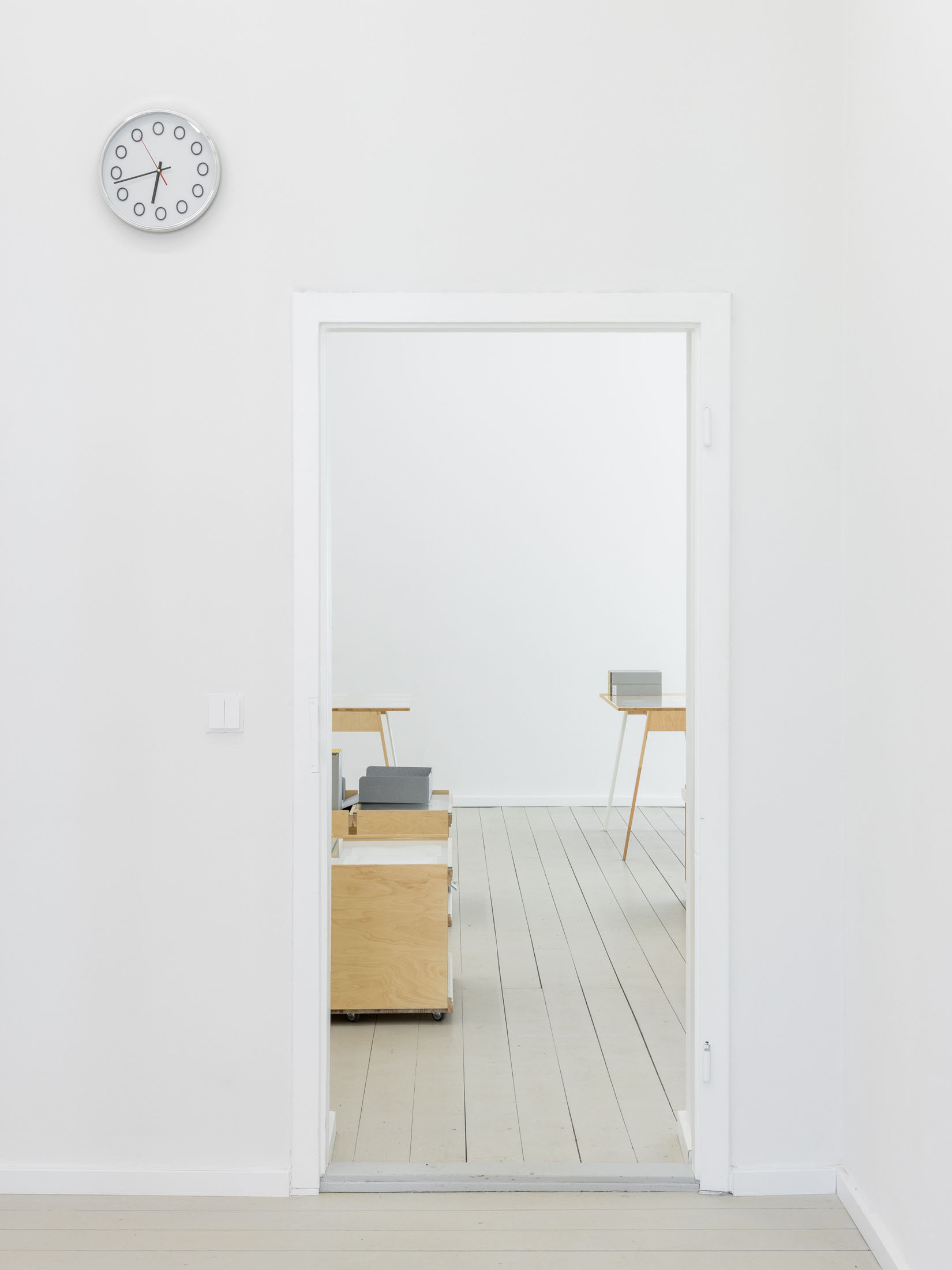 Dislocations—on the spot at kunst raum mitte, berlin 16