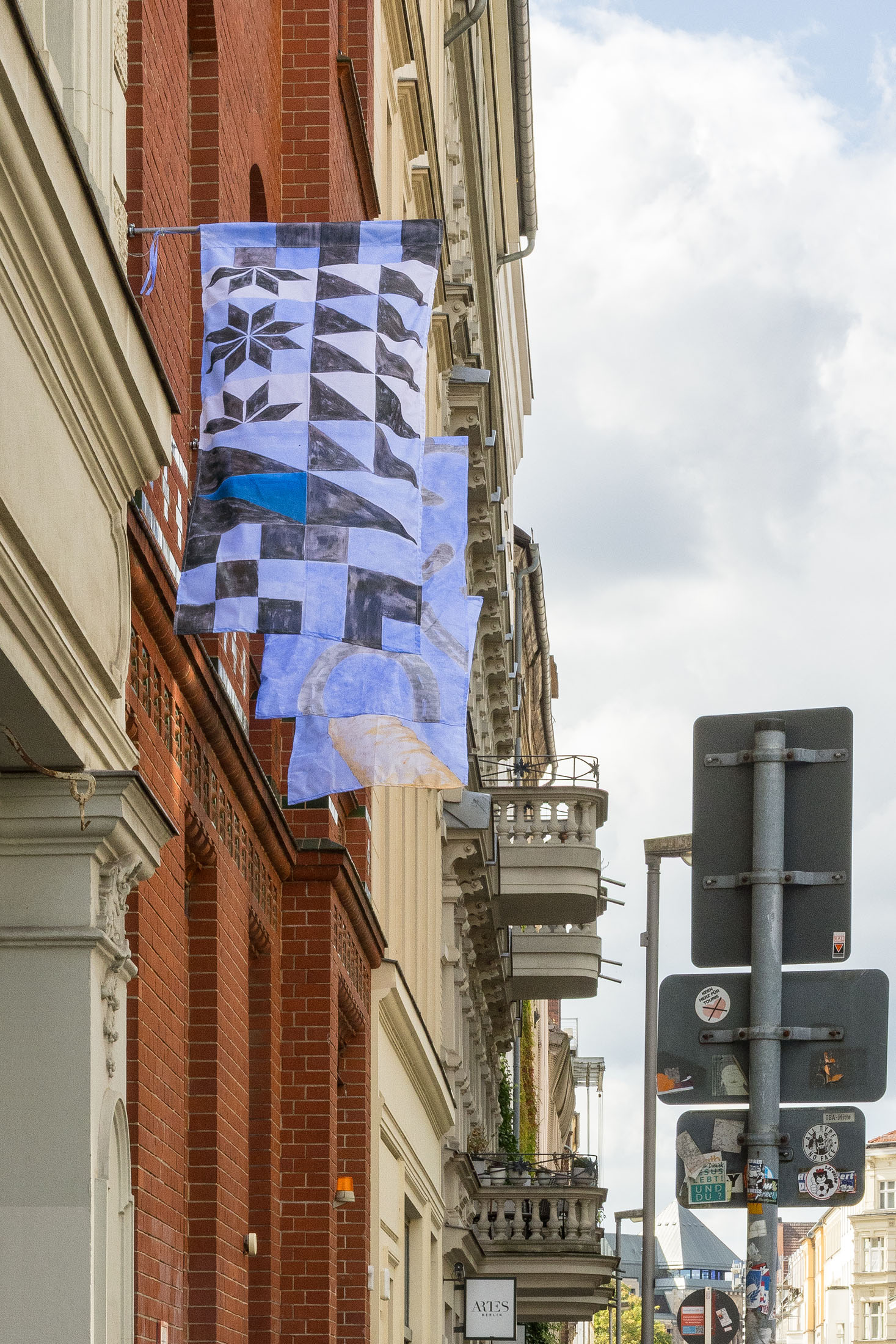 Dislocations—on the spot at kunst raum mitte, berlin 19