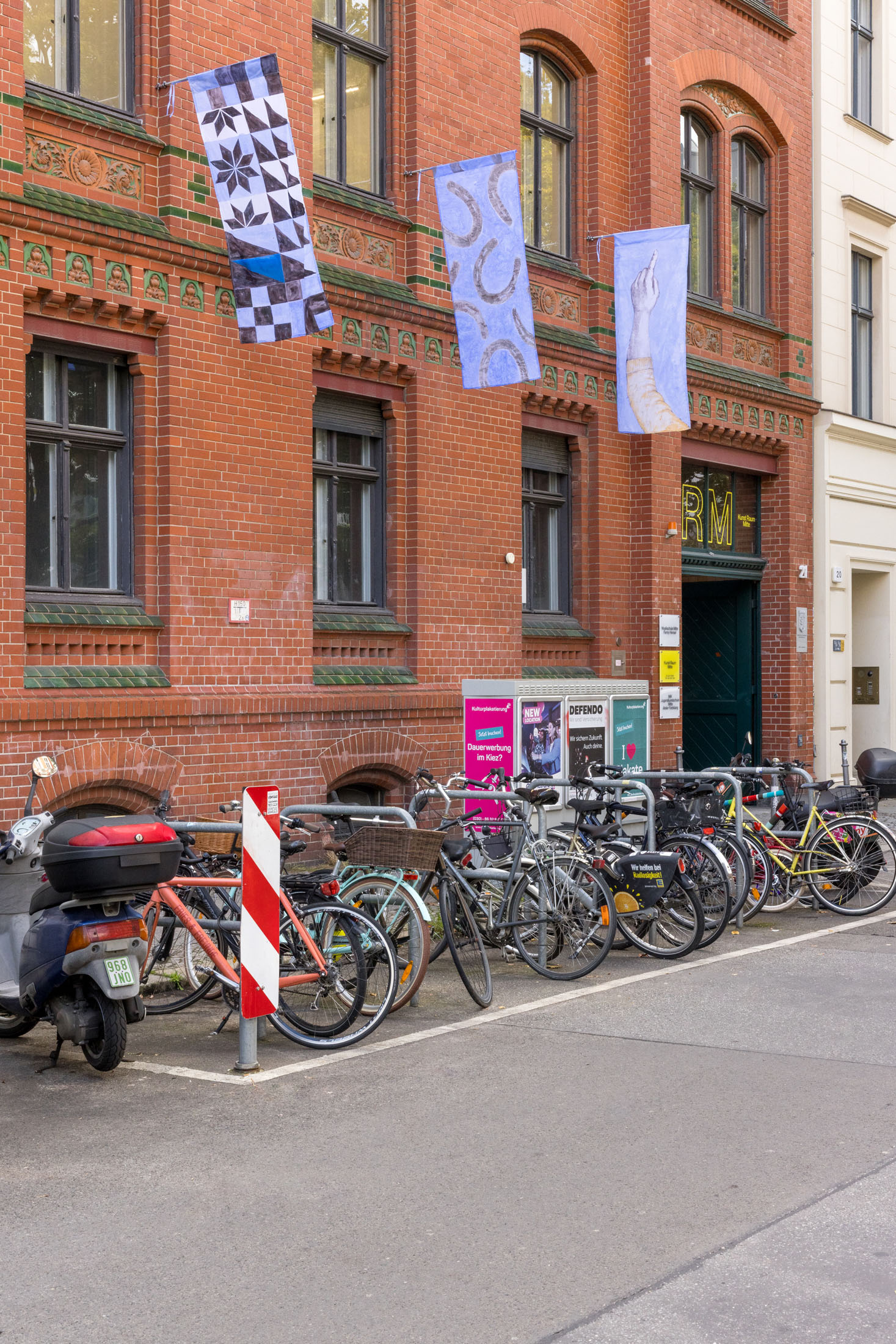 Dislocations—on the spot at kunst raum mitte, berlin 20