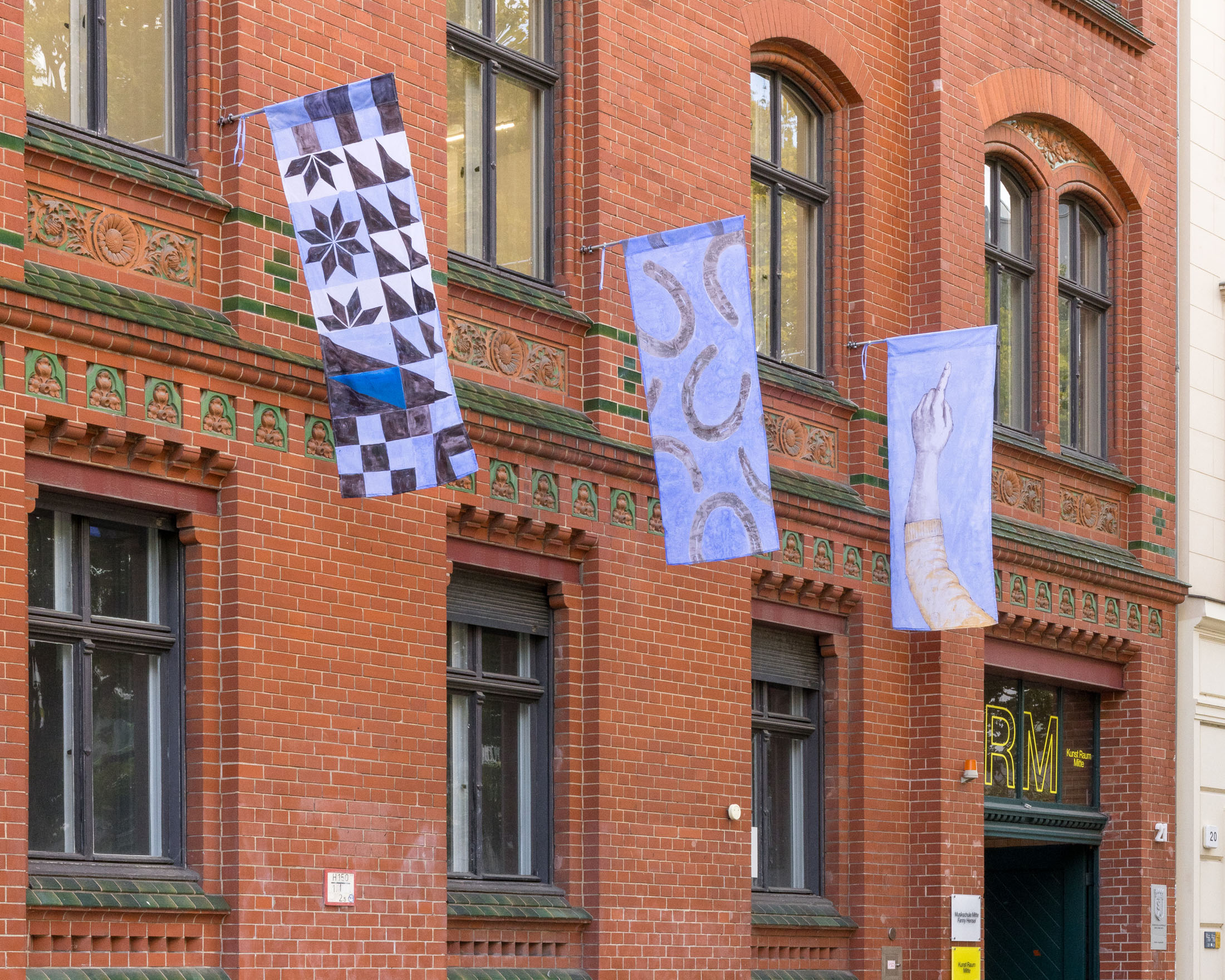 Dislocations—on the spot at kunst raum mitte, berlin 22