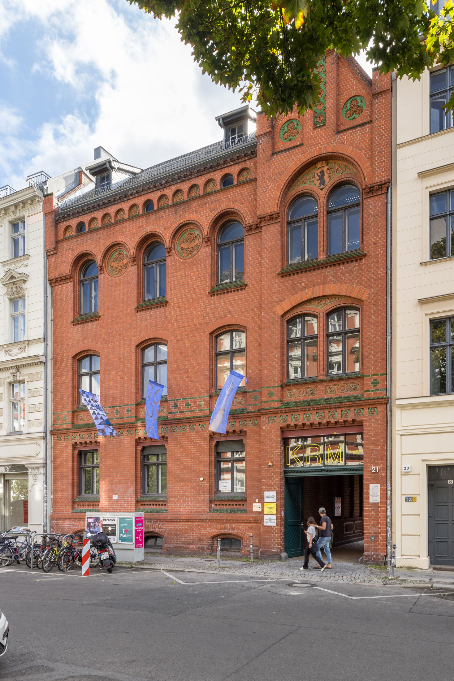 Dislocations—on the spot at kunst raum mitte, berlin 23