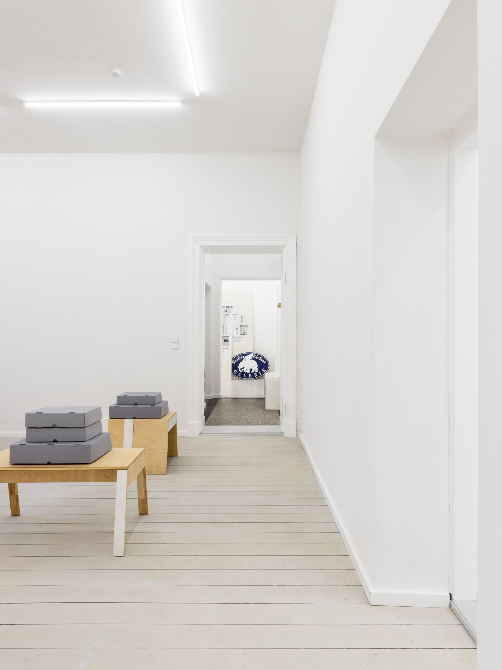 Dislocations—on the spot at kunst raum mitte, berlin 25