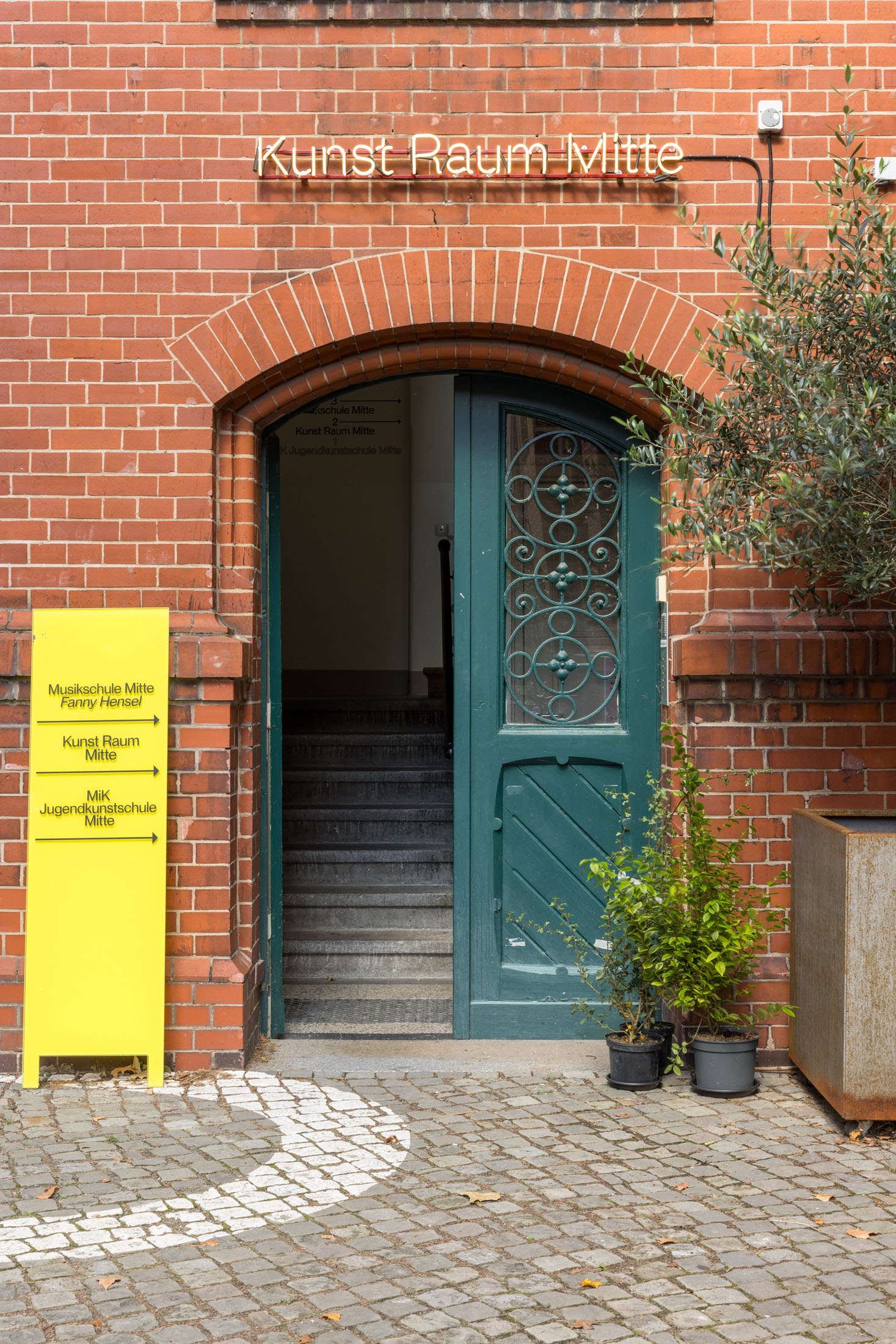 Dislocations—on the spot at kunst raum mitte, berlin 30