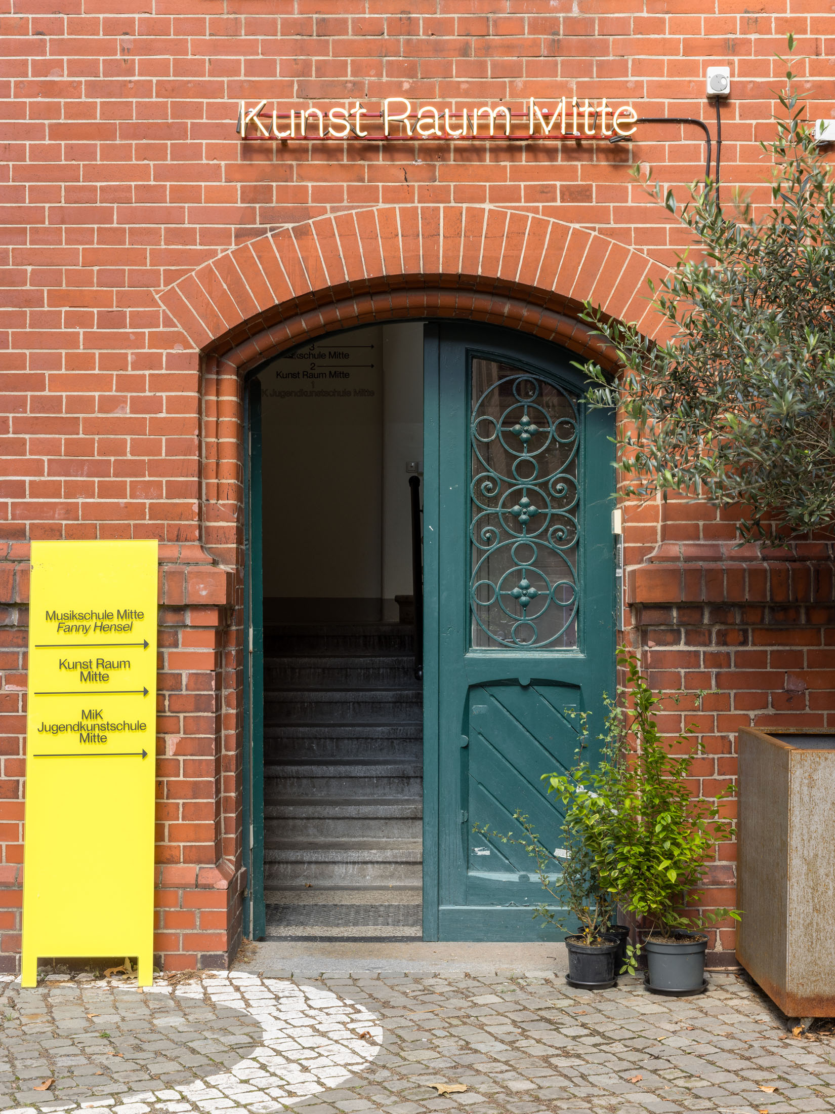 Dislocations—on the spot at kunst raum mitte, berlin 31