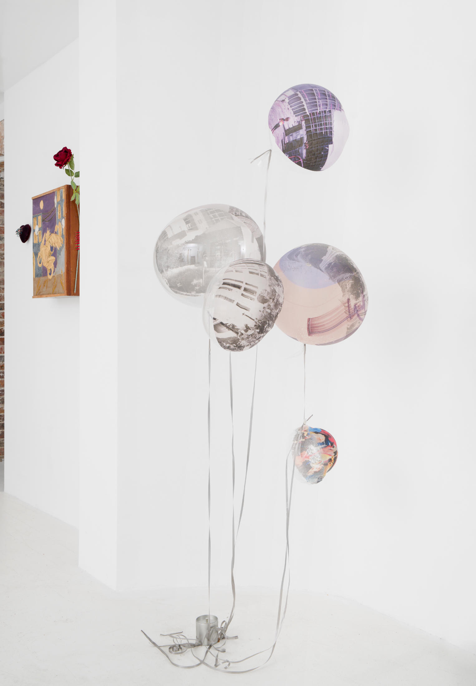 3 attendait déjà à l'intérieur du 2 at DS Galerie, Paris